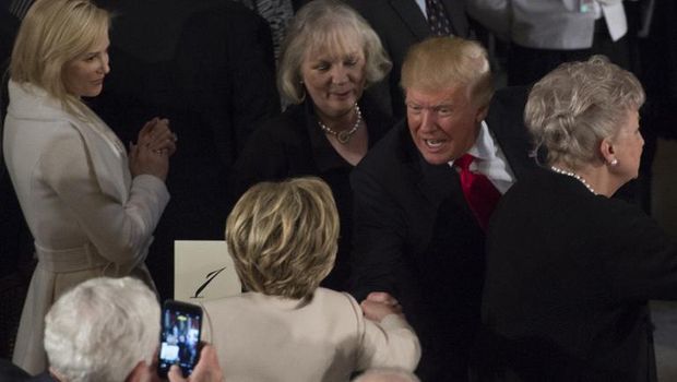 Saat Trump dan Hillary Berjabat Tangan Setelah Pelantikan