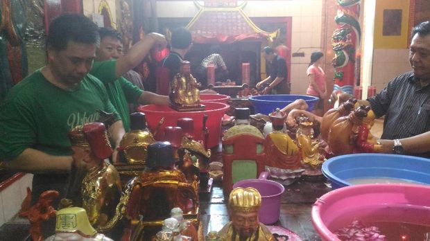 Patung dewa dibersihkan menggunakan air rendaman bunga mawar