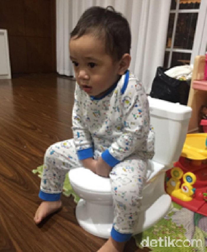 Pose Kocak Rafathar di Closet Mainan