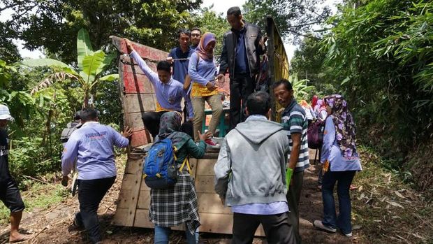 Perlu truk dan membutuhkan waktu 1,5 jam untuk menuju ke Kampung Seling