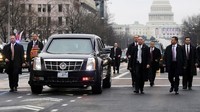 Presiden Amerika Donald Trump kini menggunakan mobil buatan negaranya Cadillac. Mobil limosin yang disapa The Beast itu melayani presiden Donald Trump kemanapun ia pergi. Foto: Reuters