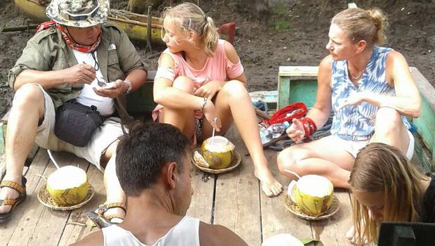 Turis yang tengah makan siang (Ardian/detikTravel)