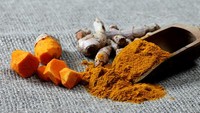 Kandungan curcuminoid pada kunyit dipercaya bisa meningkatkan jumlah kolagen di permukaan bibir. Cukup oleskan kunyit pada bibir usai mandi dan saat bangun. Foto: iStock