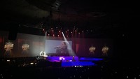 Seakan tak kenal usia, Achmad Albar dan Ian Antono naik ke atas panggung membawakan lagu Panggung Sandiwara dengan begitu prima dan penuh energi. Foto: Dyah Paramita Saraswati