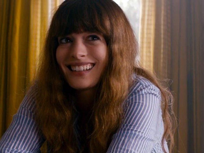 Anne Hathaway Si Pengontrol Monster di Trailer Colossal