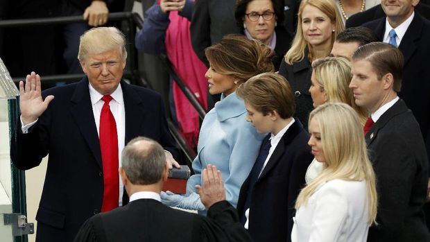 Donald Trump didampingi keluarganya saat pelantikan