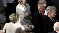 Hillary Clinton dan Donald Trump berjabat tangan sebelum acara makan siang Kongres AS di Gedung Capitol. Pool/Yuri Gripas/Reuters/detikFoto.