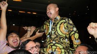 Pendukung menggendong Afi Kalla usai terpilih menjadi Ketum BPD HIPMI Jaya di Jakarta. 