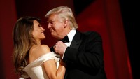 Trump dan Melania tampak mesra saat berdansa di Liberty Ball. Pool/Jonathan Ernst/detikFoto.