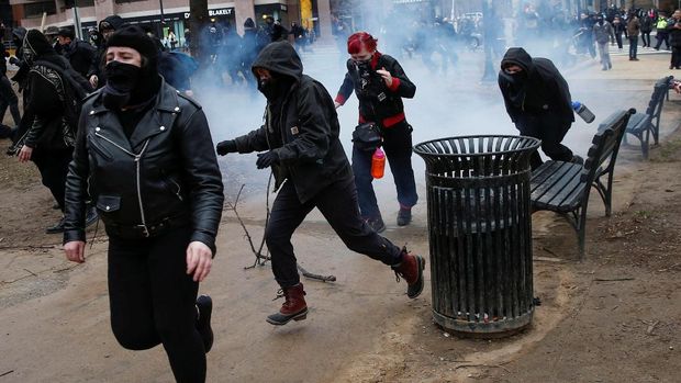 Demonstran anti-Trump ricuh dengan polisi