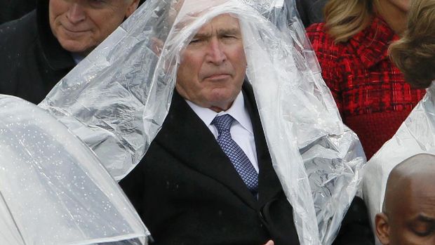 Mantan Presiden AS George W Bush duduk di kursi tamu