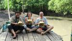 Saat Turis Bule Asyik Blusukan ke Hutan Mangrove Banyuwangi
