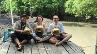 Dengan ditemani Aekanu Haryono, salah seorang pemandu, para turis bule ini juga bisa mengenal hewan-hewan maupun tumbuhan yang ada di hutan mangrove ini. Mereka tampaknya sangat senang setelah meminum air kelapa muda (Ardian/detikTravel)