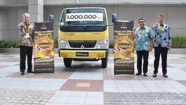 Manajemen Mitsubishi Indonesia berpose dengan Colt Diesel