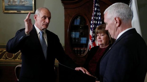 John Kelly saat dilantik menjadi Menteri Keamanan Dalam Negeri AS, oleh Wapres AS Mike Pence