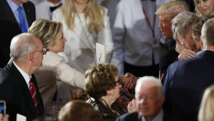 Saat Trump dan Hillary Berjabat Tangan Setelah Pelantikan