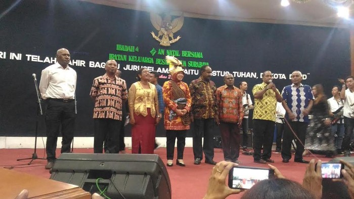 Terima Mahkota Cenderawasih, Risma Dinobatkan Mama Papua