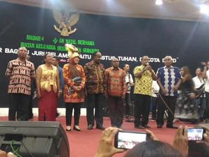 Terima Mahkota Cenderawasih, Risma Dinobatkan Mama Papua