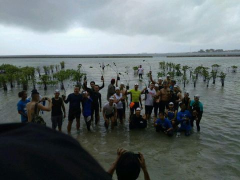 Sandiaga menyempatkan diri dalam kegiatan tanam mangrove