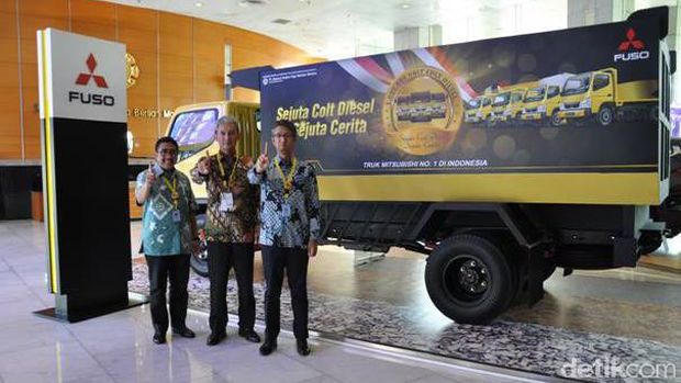 Manajemen Mitsubishi Indonesia berpose dengan truk Colt Diesel