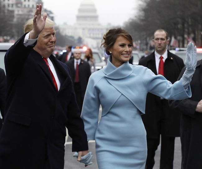 Ini penampilan Melania Trump yang menjadi referensi seniman patungnya. Di acara inaugurasi Trump, Melania tampil elegan dalam balutan gaun bersiluet classy rancangan Ralph Lauren. Bagaimana menurut kalian? Mirip nggak? (Foto: Getty Images)