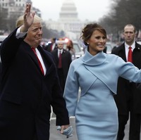 Ini penampilan Melania Trump yang menjadi referensi seniman patungnya. Di acara inaugurasi Trump, Melania tampil elegan dalam balutan gaun bersiluet classy rancangan Ralph Lauren. Bagaimana menurut kalian? Mirip nggak? (Foto: Getty Images)