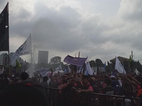 Massa memadati area Apel Siaga Agus-Sylviana