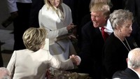 Trump berjabat tangan dengan mantan rivalnya dalam pilpres AS tahun lalu, Hillary. Pool/Yuri Gripas/Reuters/detikFoto.