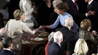 Hillary Clinton juga berjabat tangan dengan Melania Trump yang kini telah resmi menjadi Ibu Negara AS. Pool/Yuri Gripas/Reuters/detikFoto.