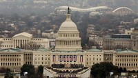 Warga AS memadati Gedung Capitol untuk menyaksikan langsung pelantikan Trump. Lucas Jackson/Reuters.  