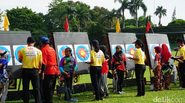 Jadi Peserta Lomba Panahan, Jokowi Pakai Nomor Dada 16