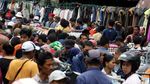 Pedagang Pasar Senen Berjualan di Bahu Jalan
