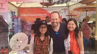 Para turis yang mampir dan berfoto di Paviliun Indonesia. Festival Payung di Bo Sang, Thailand ini merupakan salah satu cara untuk mempromosikan pariwisata Indonesia di luar negeri (Andi Annisa/detikTravel)