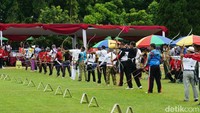Jokowi yang sudah berlatih, mengikuti Kejuaraan Panahan Bogor Terbuka 2017. Jokowi mendapatkan nomor dada 16.  (Foto: Bagus-detikcom)