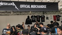 Mereka terlihat menyerbu toko-toko merchendise official band pelantun Atlas, Rise. Ugroseno Paco/detikHOT.