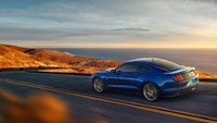 Ford Mustang ini ditawarkan dengan pilihan mesin EcoBoost 2.3 liter dan V8 5.0 liter. Mesin dihubungkan dengan transmisi otomatis 10 percepatan.