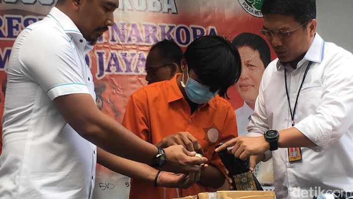Polisi Tangkap Bandar 10 Kg Tembakau Gorilla yang Jualan di IG