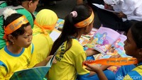 Terlihat anak-anak antusias membaca buku.