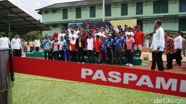 Banyak Mengenai Warna Biru, Begini Aksi Jokowi Memanah