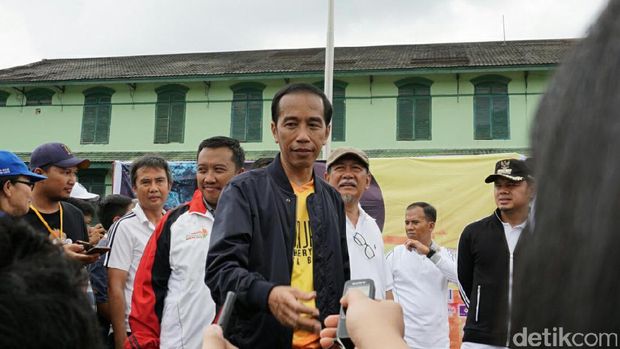 Aksi Presiden Jokowi di Lomba Panahan