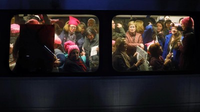Kereta Bawah Tanah Dipenuhi Pendemo Anti-Trump