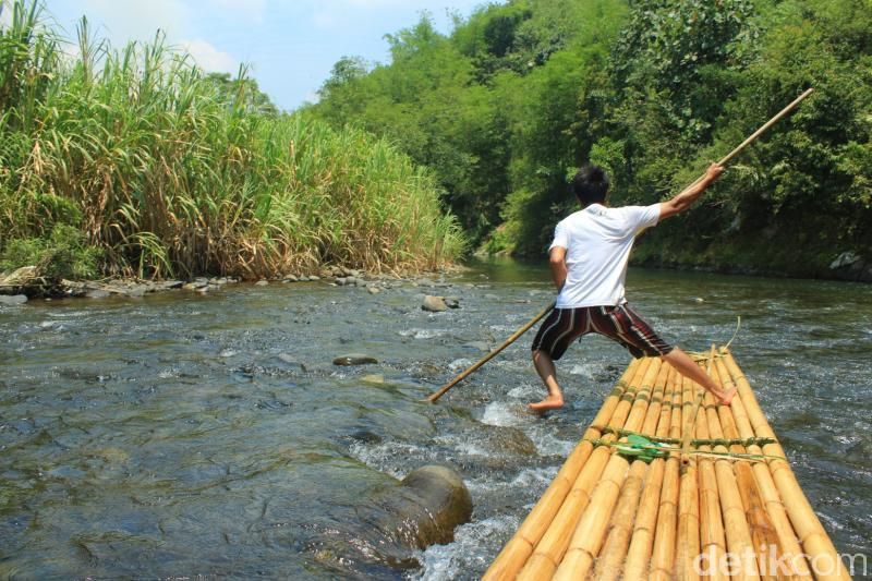 Rafting dnegan Bambu di Sungai Loksado Rafting dnegan Bambu di Sungai Loksado