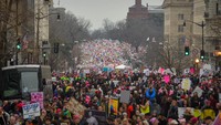 Sikap protes ini muncul antara lain karena rencana Trump yang mengharuskan perusahaan asuransi kesehatan untuk mengendalikan kelahiran. Mereka menyampaikan protes kepada Trump karena pernyataan yang melecehkan wanita. REUTERS/Bryan Woolston.