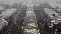 Pemandangan saat ratusan ribu perempuan memenuhi jalanan di pusat kota Washington memprotes Donald Trump. REUTERS/Lucas Jackson.