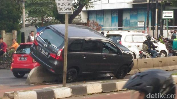 Sopir Ngantuk, Mobil MPV Nyangkut Separator Busway