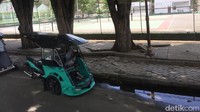 Motor yang dimodifikasi agar bisa memuat 2-3 orang ini bentuknya unik. Roda asli motor bagian depan dicopot terus dibuat menjadi roda tiga.