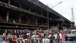 Pedagang Pasar Senen Berjualan di Bahu Jalan