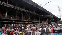Para pedagang pun mengobral barang dagangan mereka yang bisa diselamatkan dari amukan api ini.