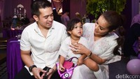 Mereka juga mengajak sang putri, Aleena Naira Hana Hutapea. Pool/Noel/detikFoto.