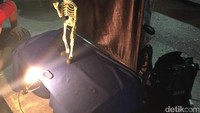 Ada juga pertunjukkan puppet show di sini. Warga sekitar pun turut meramaikan pasar malamnya (Andi Annisa/detikTravel)